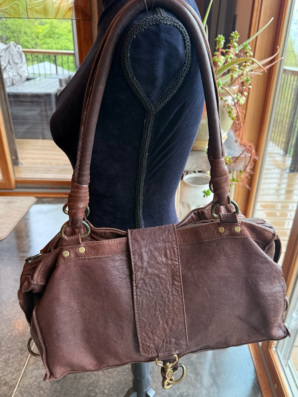 Lesa Wallace vintage dark Brown Satchel Handbag. Unique, buttery leather,